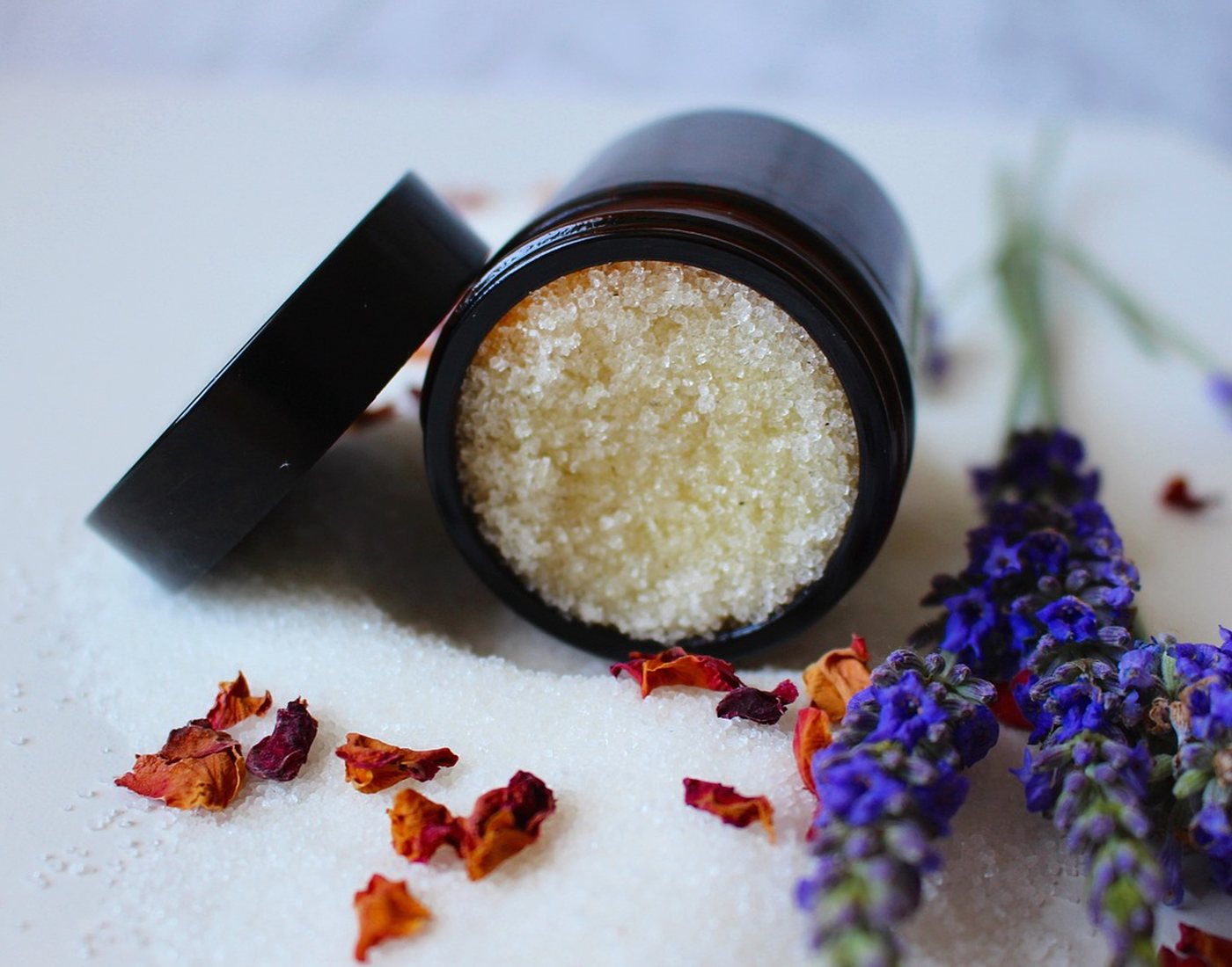 Cosmétiques naturels, roses et lavande