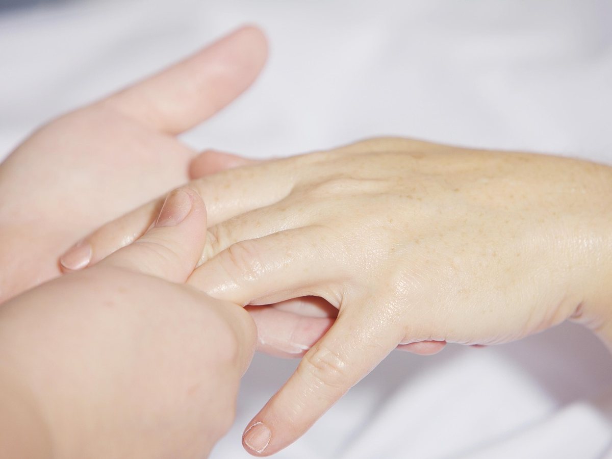 Soin et massage des mains en institut